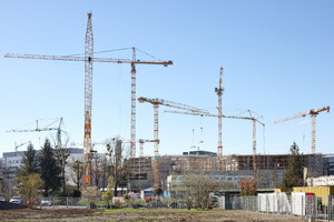 Das Bild zeigt eine Großbaustelle in Ravensburg. Sieben Krane stehen in einem sehr großen Robau.