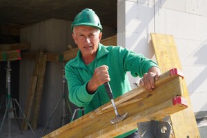 Das Bild zeigt einen Bau-Facharbeiter (Beton- und Stahlbetonbauer) der MATTHÄUS SCHMID Gruppe.