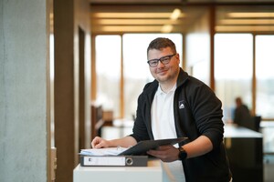 Das Foto zeigt einen Bau-Facharbeiter (techn. Innendienst) der Matthäus SCHMID Gruppe im Büro.