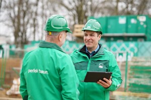 Das Foto zeigt zwei Bau-Facharbeiter der MATTHÄUS SCHMID Gruppe im Gespräch.