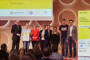 Das Foto zeigt die Preisübergabe. Matthäus Schmid Bauunternehmen erhält 2025 den Landesausbilderpreis.