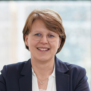 Das Foto zeigt die Mitarbeiterin Petra Locher, Personalleiterin